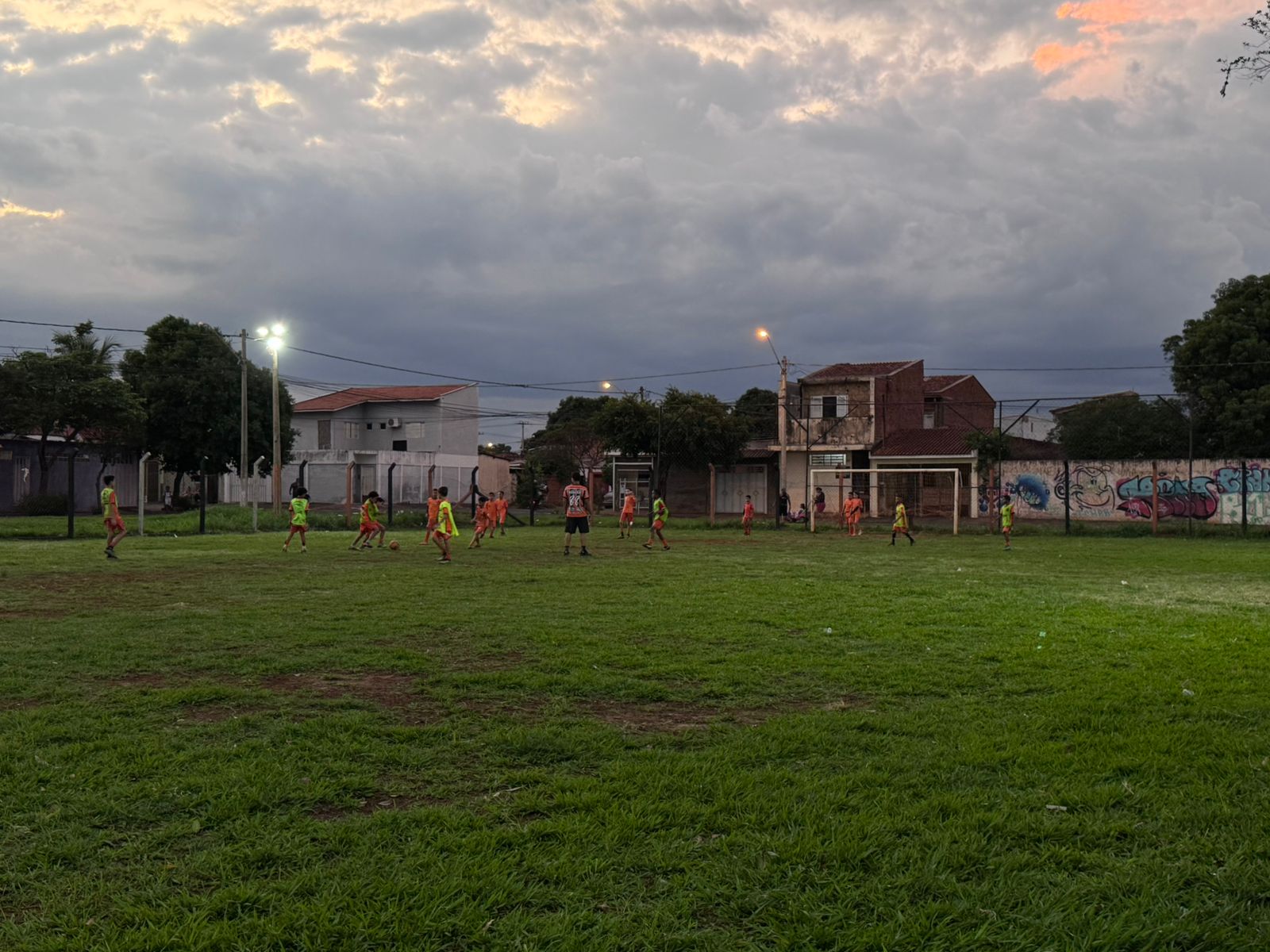 Treino juvenil no campo do Jandaia F.C.